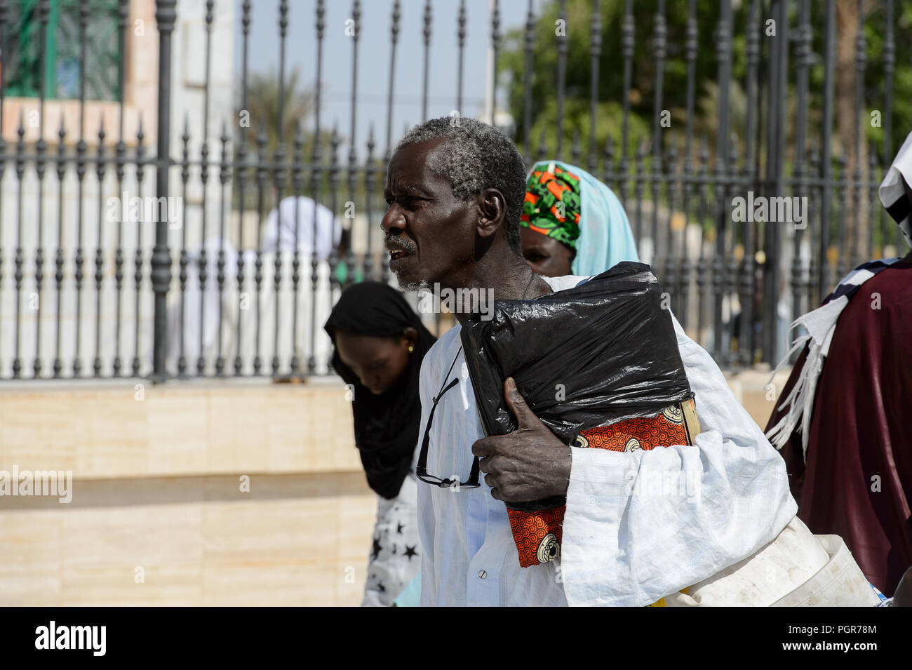 TOUBA, SÉNÉGAL - 26 avr 2017 : Unidentified sénégalais Promenades avec certains package dans la Grande Mosquée de Touba, l'accueil de la confrérie Mouride Banque D'Images