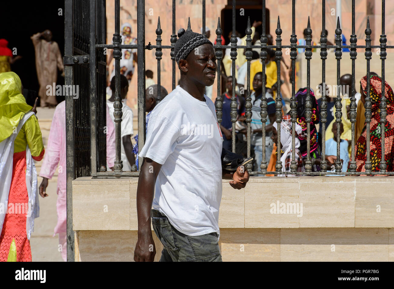 TOUBA, SÉNÉGAL - 26 avr 2017 : Unidentified sénégalais Promenades dans la Grande Mosquée de Touba, l'accueil de la confrérie Mouride Banque D'Images