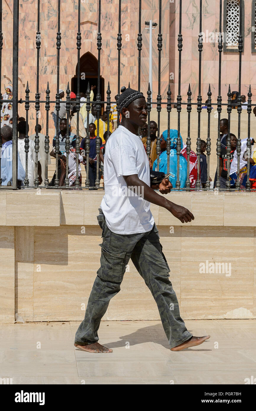 TOUBA, SÉNÉGAL - 26 avr 2017 : Unidentified sénégalais Promenades dans la Grande Mosquée de Touba, l'accueil de la confrérie Mouride Banque D'Images