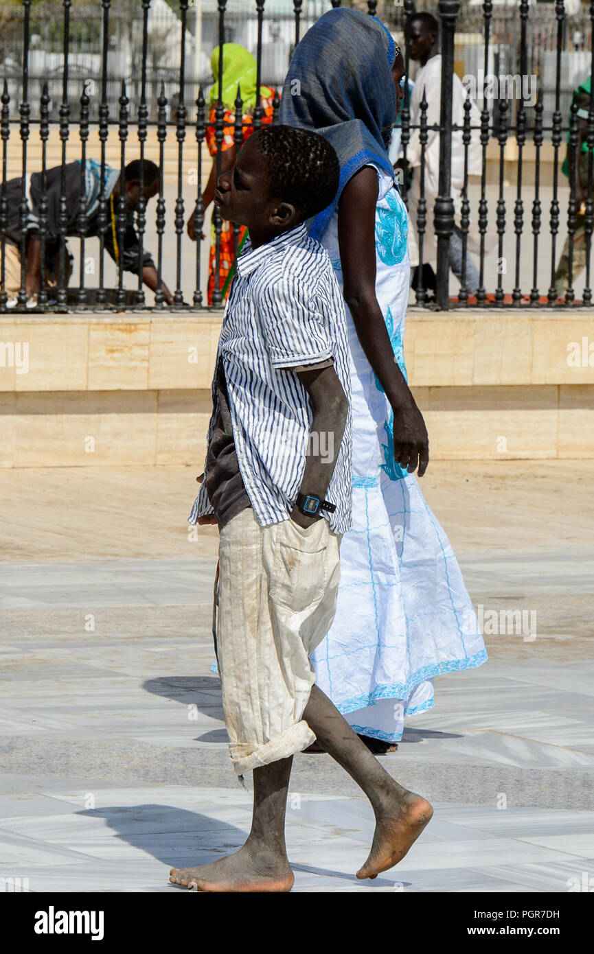 TOUBA, SÉNÉGAL - 26 avr 2017 petit gars sénégalais non identifié : promenades dans la Grande Mosquée de Touba, l'accueil de la confrérie Mouride Banque D'Images