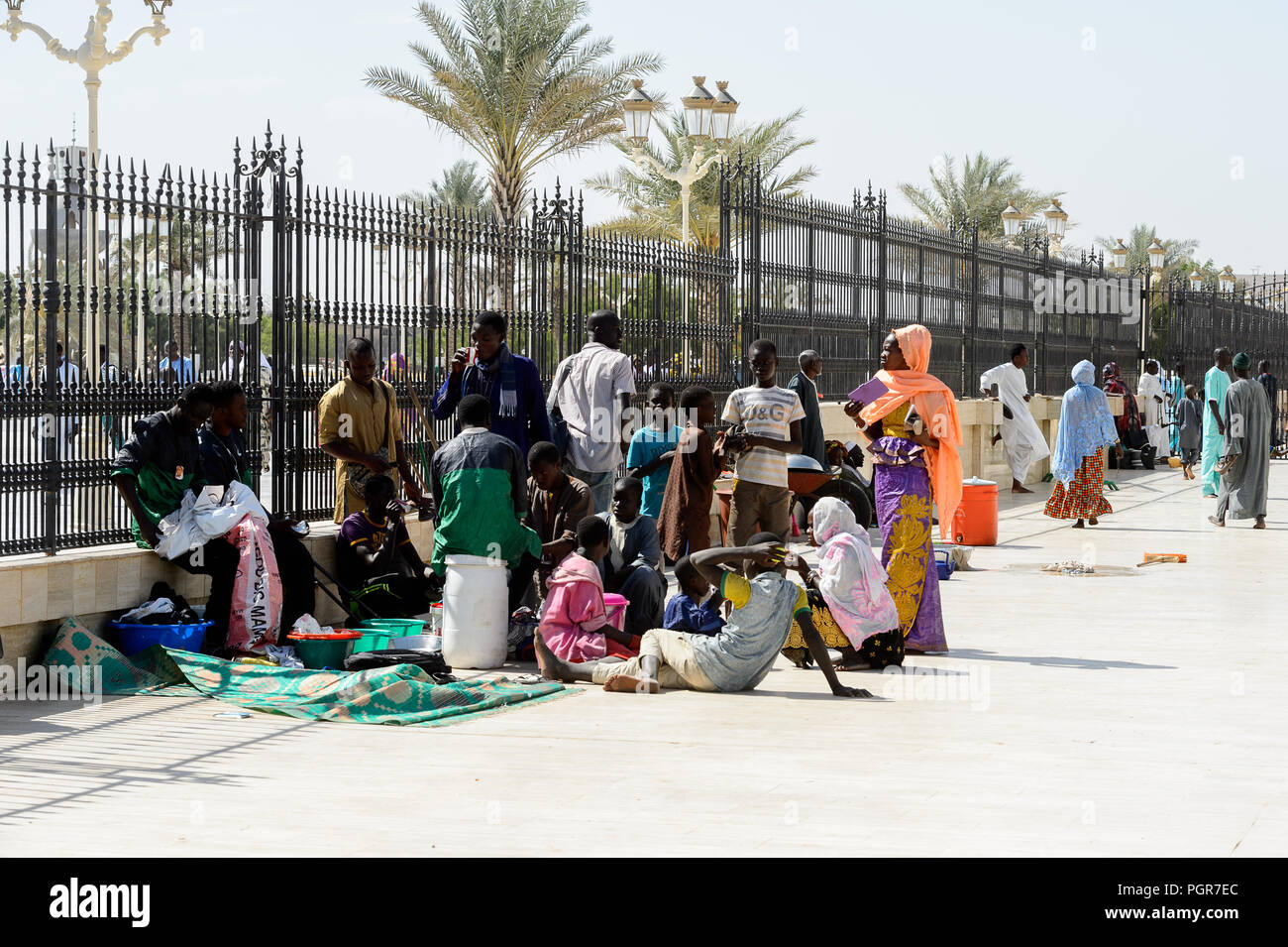 TOUBA, SÉNÉGAL - 26 avr 2017 non identifié : peuple sénégalais s'asseoir près de la clôture dans la Grande Mosquée de Touba, l'accueil de la confrérie Mouride Banque D'Images