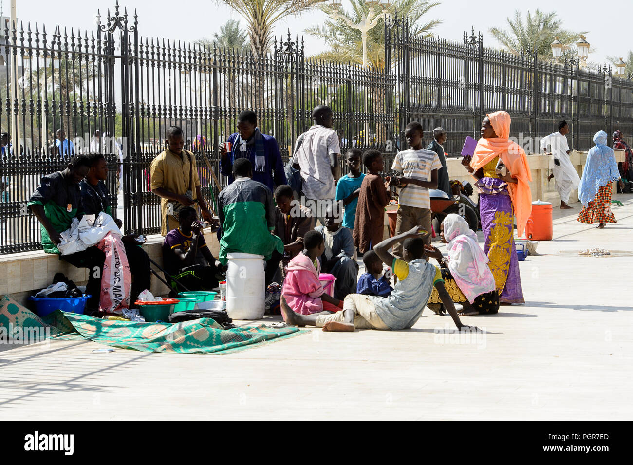 TOUBA, SÉNÉGAL - 26 avr 2017 non identifié : peuple sénégalais s'asseoir près de la clôture dans la Grande Mosquée de Touba, l'accueil de la confrérie Mouride Banque D'Images