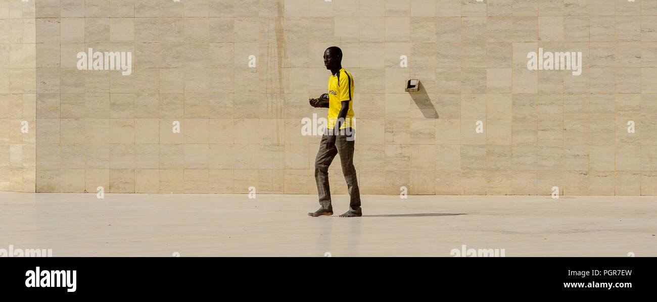 TOUBA, SÉNÉGAL - 26 avr 2017 petit gars sénégalais non identifié : promenades dans la Grande Mosquée de Touba, l'accueil de la confrérie Mouride Banque D'Images