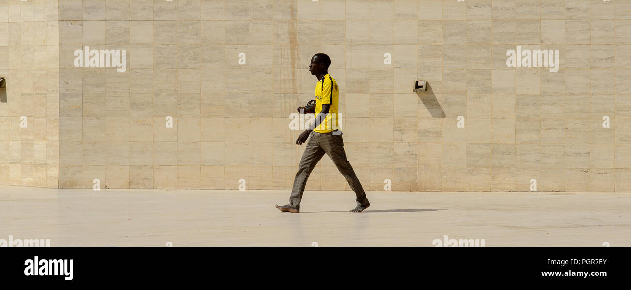 TOUBA, SÉNÉGAL - 26 avr 2017 petit gars sénégalais non identifié : promenades dans la Grande Mosquée de Touba, l'accueil de la confrérie Mouride Banque D'Images