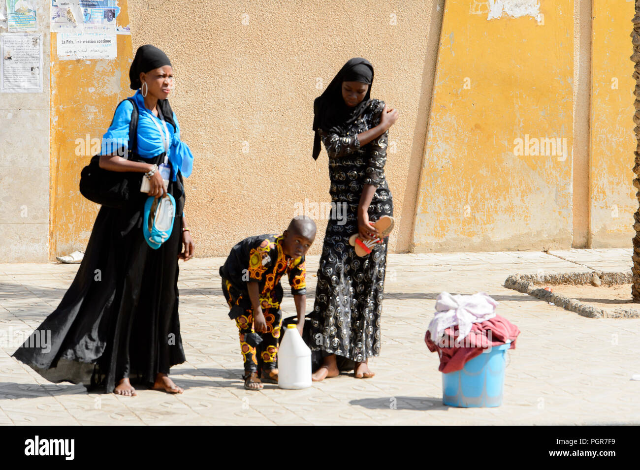 TOUBA, SÉNÉGAL - Apr 26, 2017 : La femme sénégalaise non identifiés dans le foulard la parole à la Grande Mosquée de Touba, l'accueil de la confrérie Mouride Banque D'Images
