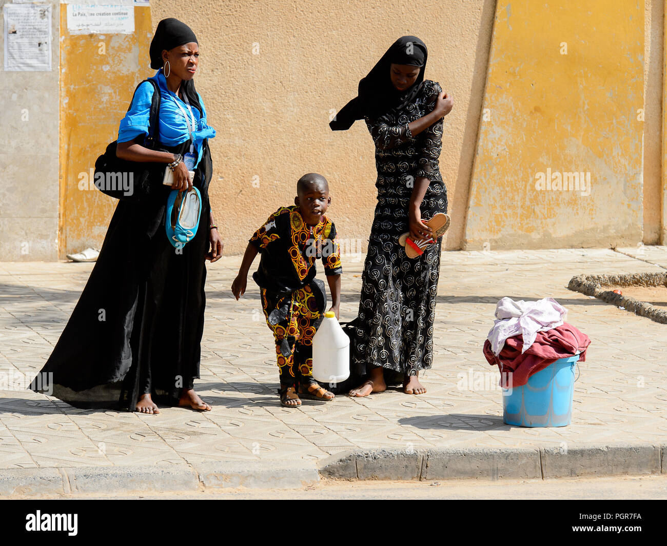 TOUBA, SÉNÉGAL - Apr 26, 2017 : La femme sénégalaise non identifiés dans le foulard la parole à la Grande Mosquée de Touba, l'accueil de la confrérie Mouride Banque D'Images