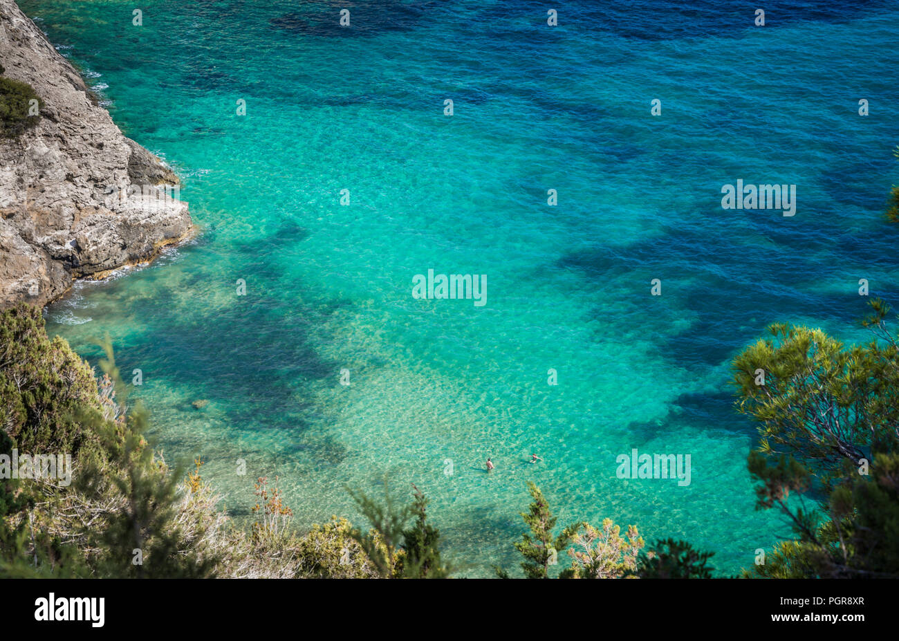 2 personnes piscine dans une belle plage tropicale avec de l'eau turquoise et de sable blanc, l'île d'Ibiza, mer Méditerranée. Banque D'Images