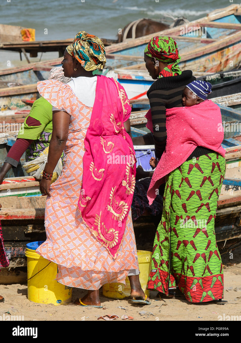 KAYAR, SÉNÉGAL - AVR 27, 2017 : La femme sénégalaise non identifiés dans les vêtements clairs travaillent sur la côte de l'océan Atlantique. De nombreuses personnes travaillent dans Kayar por Banque D'Images