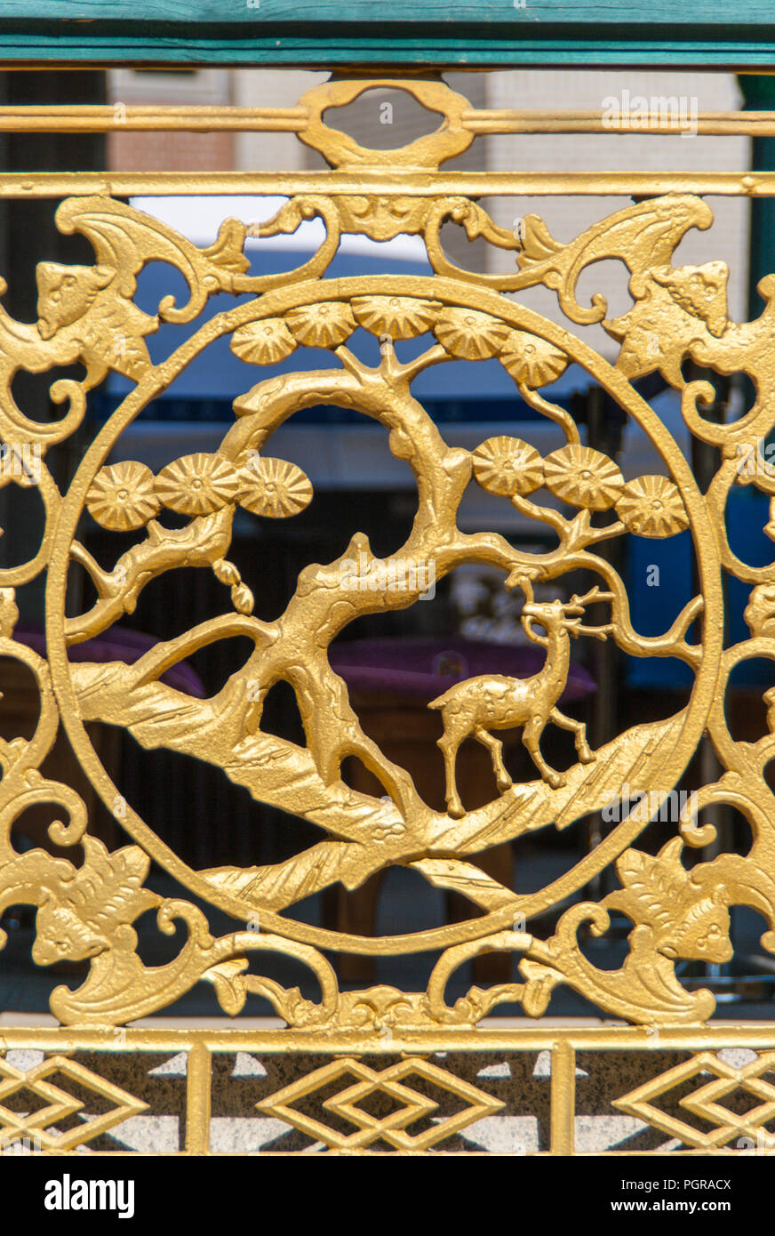 Clôture décorative. Image d'un cerf et d'arbre, avec quatre chauves-souris. Banque D'Images