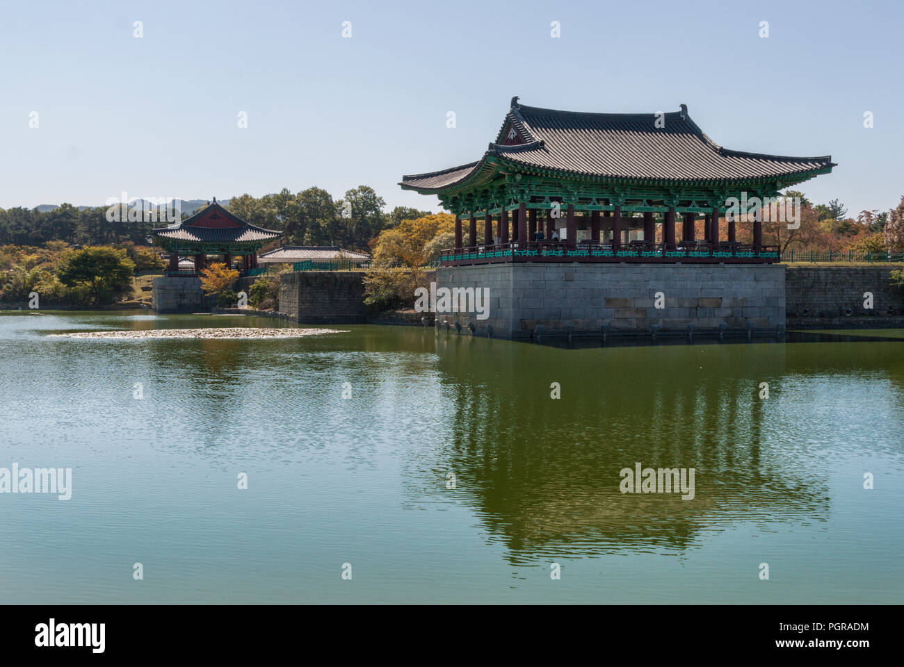 Vue sur le Palais de l'empereur, Anapji pond. Gyeongju, Corée du Sud. Banque D'Images