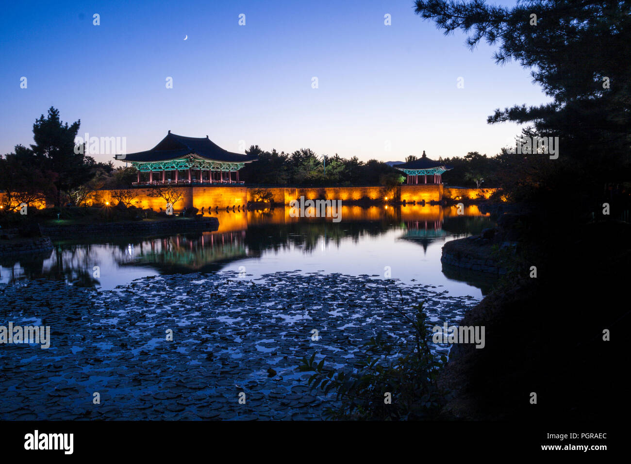 Vue du coucher de soleil du coréen des bâtiments anciens. Anapji Pond à Gyeongju, Corée du Sud Banque D'Images