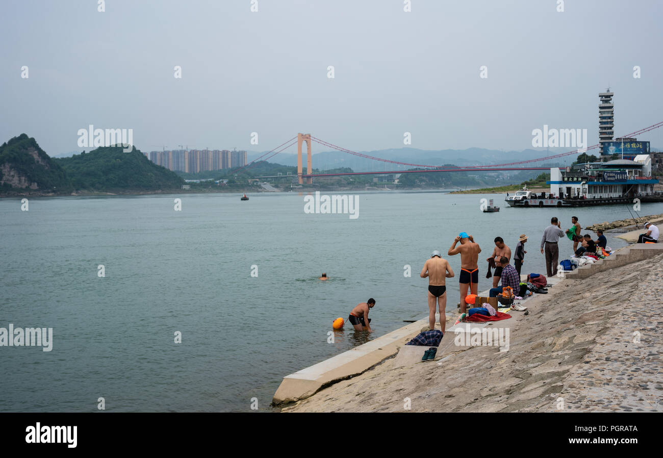 27 avril 2018, Yichang Hubei Chine : le peuple chinois en natation en eau libre de la rivière Yangtze et riverside de Yichang Hubei Chine Banque D'Images