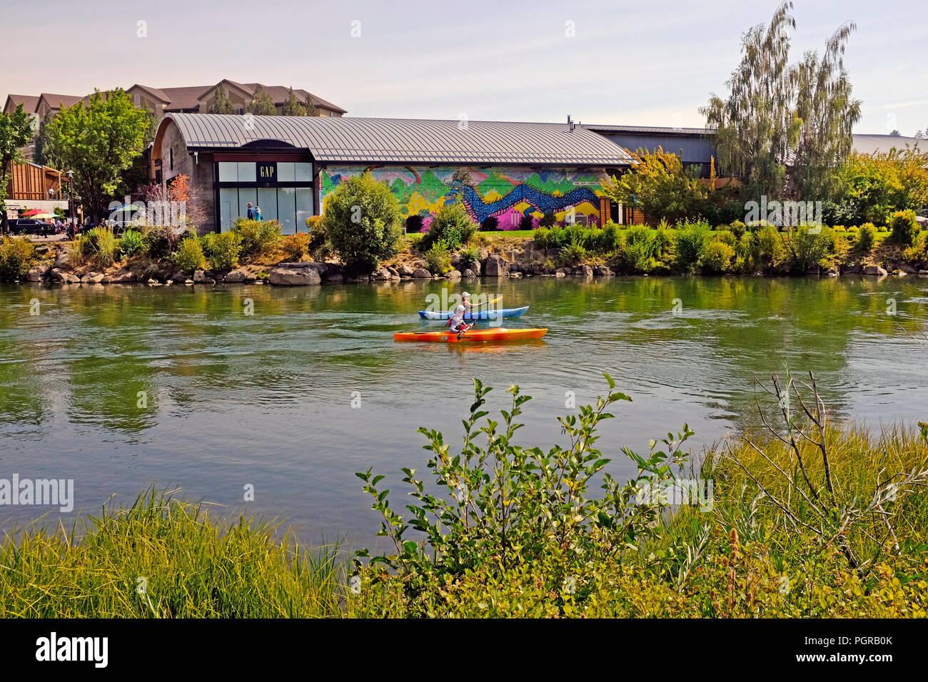 Les kayakistes profitez d'une journée ensoleillée le long de la rivière Deschutes dans l'ancien moulin salon de Bend, Oregon Banque D'Images