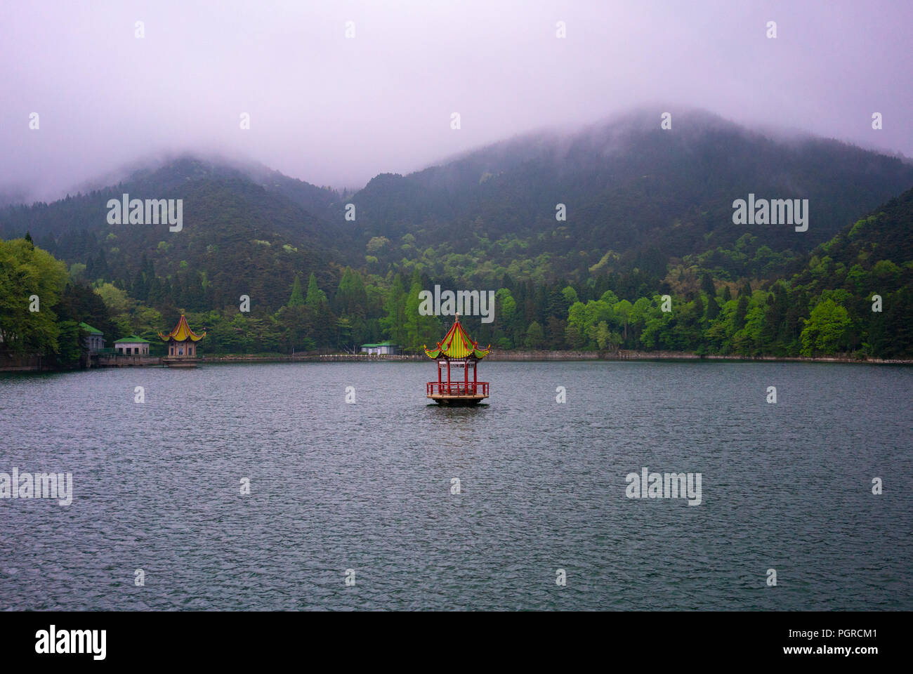 Lulin glaciaire avec vue sur le lac et un pavillon chinois au milieu et vert nuageux montagnes en arrière-plan à la tombée de la Parc National de Lushan en Chine Jiangxi Banque D'Images