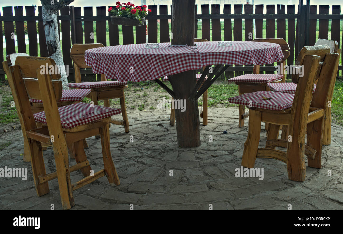 Vintage conçu table et chaises en bois en face de clôture en arrière-cour Banque D'Images