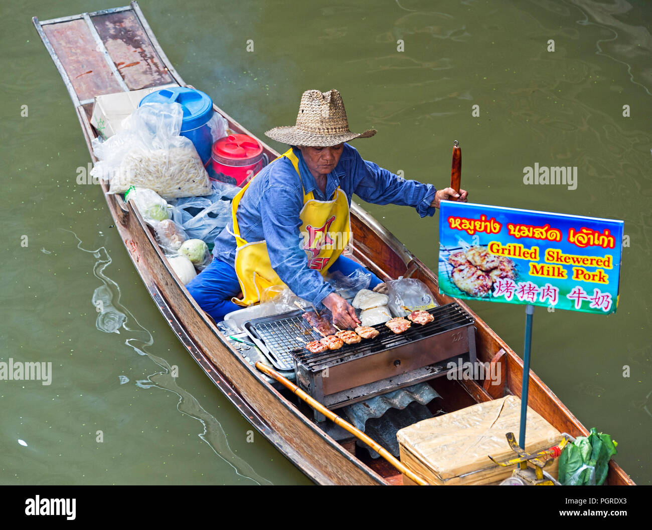 Marché flottant de Damnoen Saduak - Thailande vente du vendeur de brochettes grillées Port Lait Banque D'Images