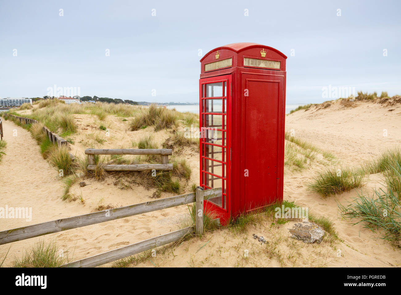 Une boîte de téléphone rouge vif sur les dunes de sable au point de South Haven dans le Dorset à la fin de la 630 Mile South West Coast Path en Angleterre, Royaume-Uni. Banque D'Images