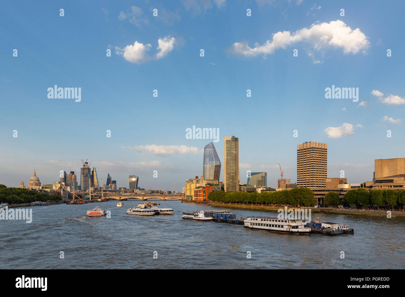 Londres, UK - 6 août 2018 : bateaux sur la Tamise par Waterloo Bridge avec le Southbank centre, Blackfriars Bridge, St Paul's et skyscrap ville Banque D'Images