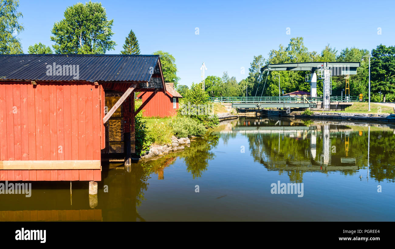 Petit pont à bascule ou pont-levis et un hangar à rouge à Gota canal dans Tatorp, Suède. Banque D'Images