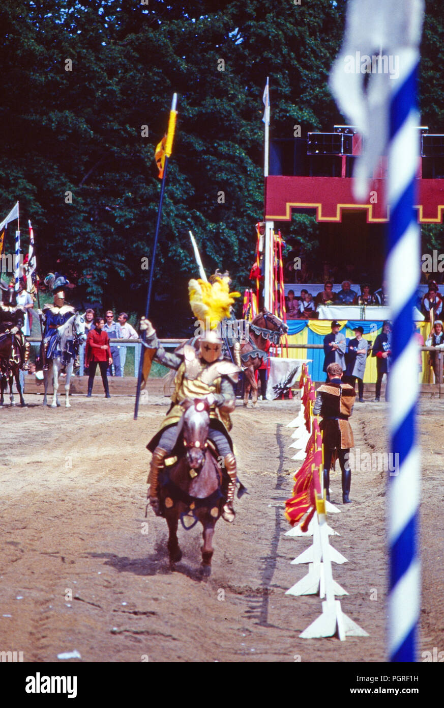 Beim Kaltenberger Ritterturnier Zweikampf auf Schloss Hof, Allemagne 1991. Lors de la joute Kaltenberg knights festival au Château de Hof, Allemagne 1991. Banque D'Images