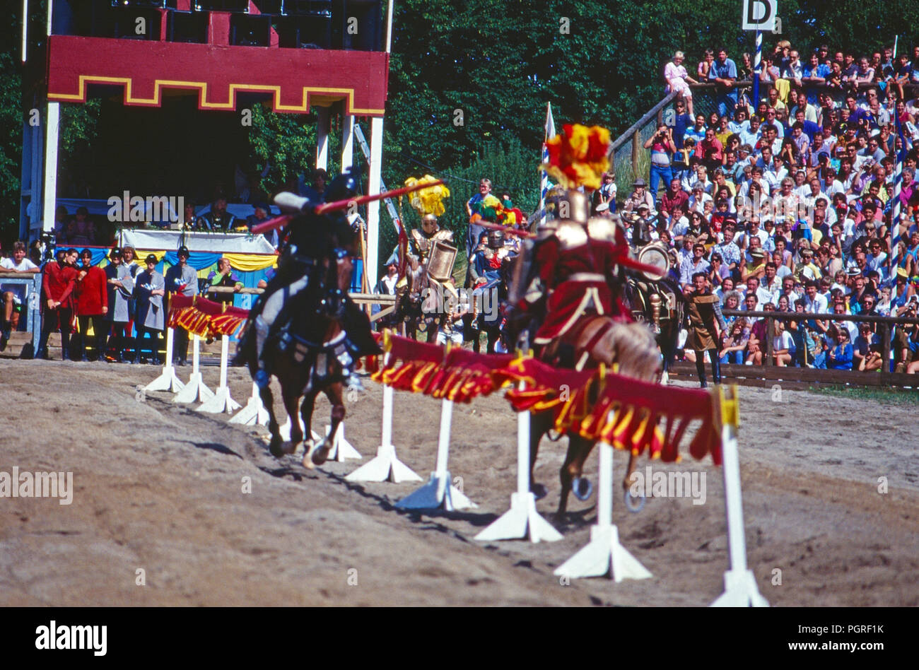 Beim Kaltenberger Ritterturnier Zweikampf auf Schloss Hof, Allemagne 1991. Lors de la joute Kaltenberg knights festival au Château de Hof, Allemagne 1991. Banque D'Images