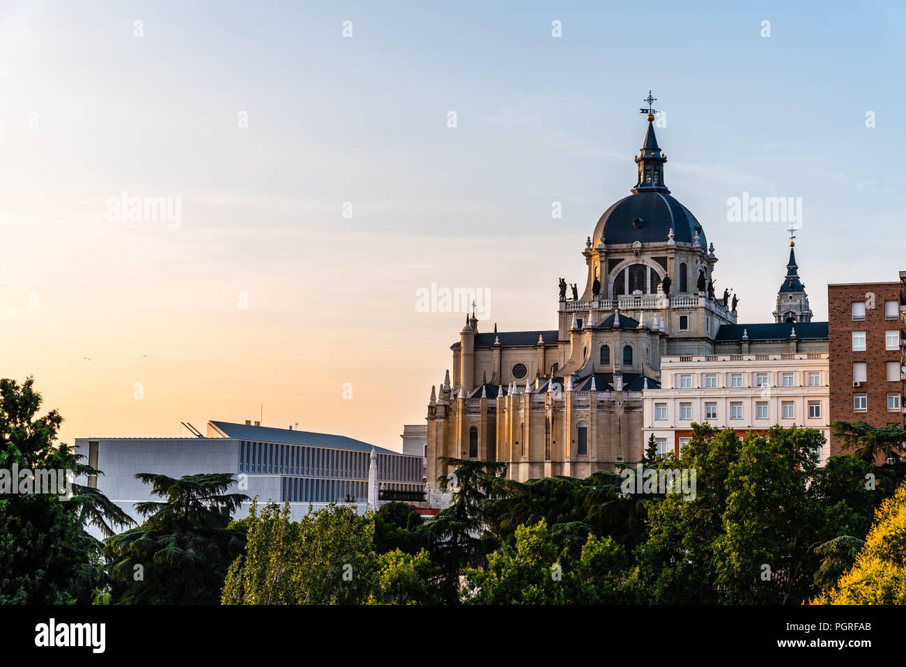 Des toits de la cathédrale de l'Almudena de Madrid. Vue extérieure du parc Vistillas au coucher du soleil Banque D'Images