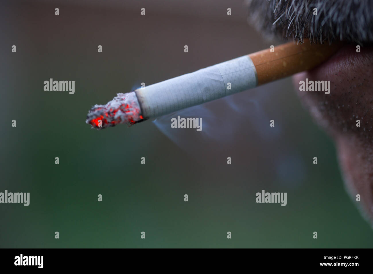 Man smoking a cigarette. Propagation de la fumée de cigarette. Mode de vie sain Banque D'Images