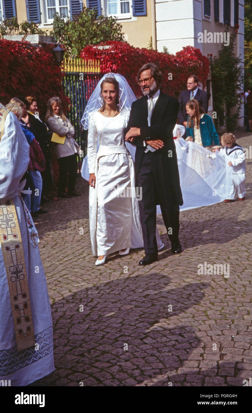 Die Braut Maria Christina von Hatzfeld Dönhoff suis votre bras Vaters Johann Christian Graf von Hatzfeld, der sie zum autel führt dans Mondorfstraße, Deutschland 1994. L'épouse Maria Christine de Hatzfeld Doenhoff est dirigé par son père à l'autel à son mariage dans le Johannisberg, Allemagne 1994. Banque D'Images