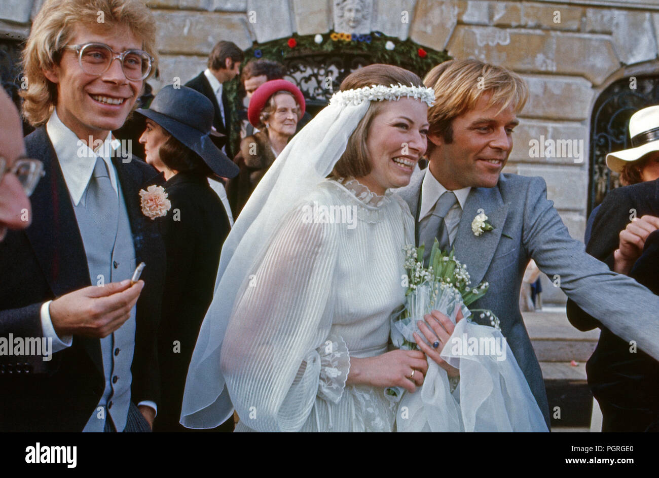 Acteurs et Actrices Der Deutsche Thomas Fritsch mit der Braut Marie Antoinette von Schönborn, geb. Wiesentheit zu Hohenlohe, bei der Hochzeit mit Johannes Graf von Schönborn Wiesentheid à Donaueschingen, Allemagne 1977. L'acteur allemand Thomas Fritsch avec l'épouse juste marié Marie Antoinette von Schönborn Wiesentheid à Donaueschingen, Allemagne 1977. Banque D'Images