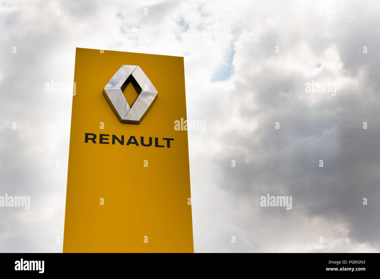 PRAGUE, RÉPUBLIQUE TCHÈQUE - 15 août 2018 : Renault logo de l'entreprise en face de bâtiment de l'affaire le 15 août 2018 à Prague, République tchèque. Banque D'Images