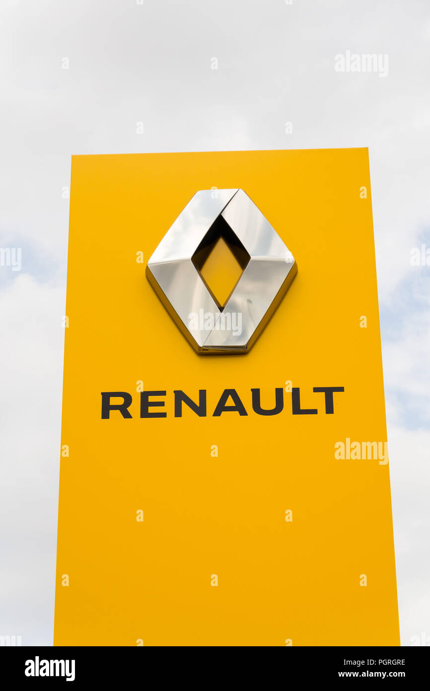 PRAGUE, RÉPUBLIQUE TCHÈQUE - 15 août 2018 : Renault logo de l'entreprise en face de bâtiment de l'affaire le 15 août 2018 à Prague, République tchèque. Banque D'Images