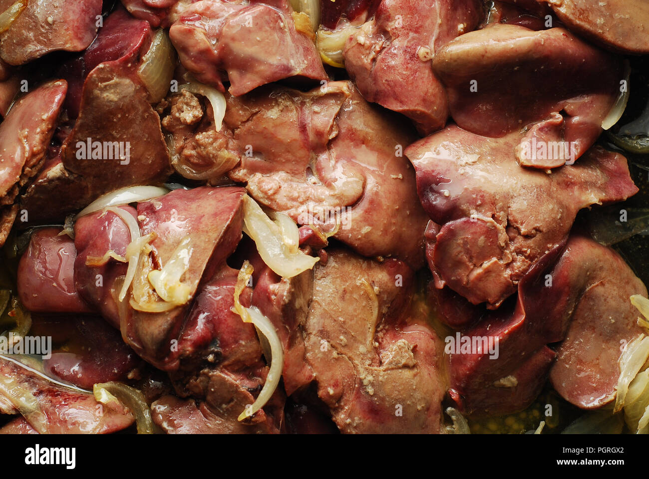 La cuisson du foie et l'oignon cru Banque D'Images