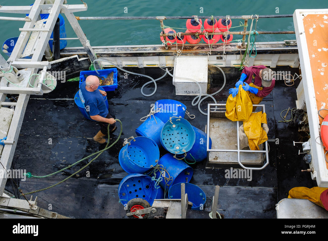 Le pont de compensation des pêcheurs commerciaux pour le départ sur un bateau de pêche dans le port de Newlyn. Dans Newlyn, Cornwall, Angleterre. Banque D'Images