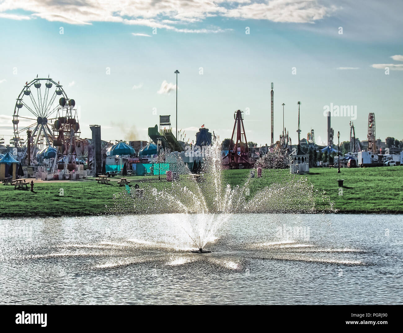 Geddes, New York, USA. 23 août, 2018. Paysage du west end avec fontaine et l'étang près de l'homme à mi-chemin de la New York State Fairgrounds Banque D'Images