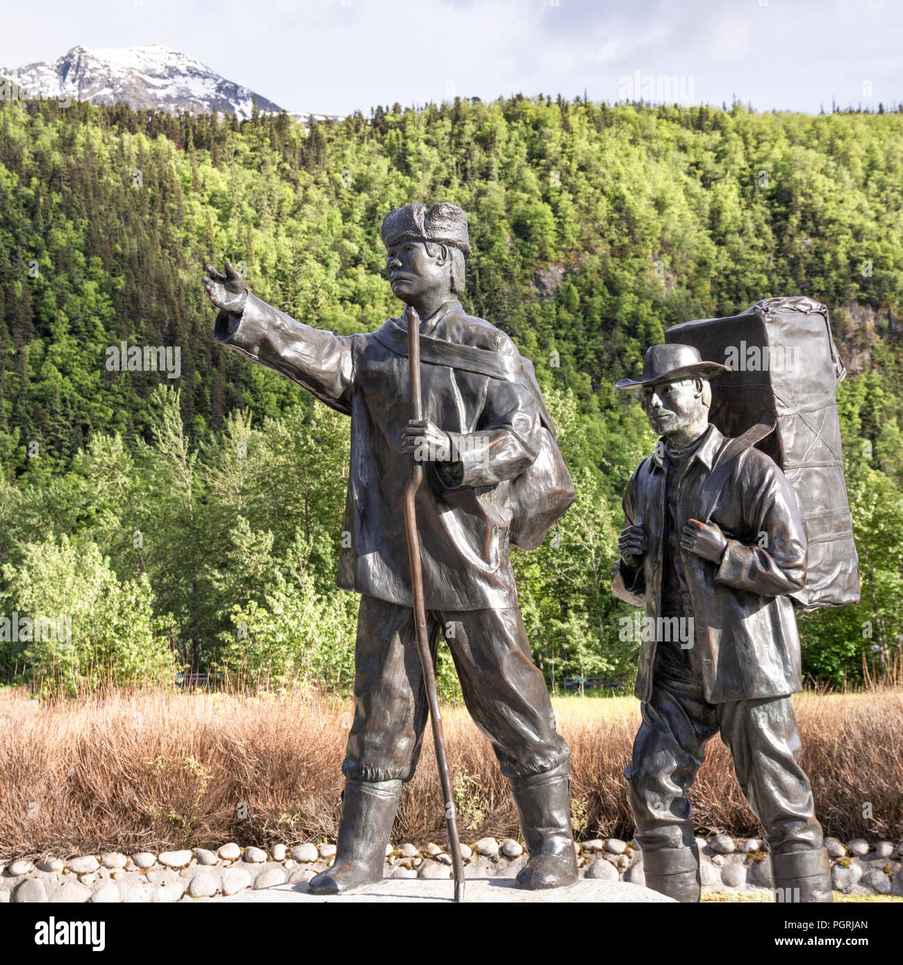 La Statue du centenaire de Skagway par Chuck Buchanan montrant un prospecteur typique à l'époque de la ruée vers l'être conduit par un guide autochtone Tlingit Banque D'Images