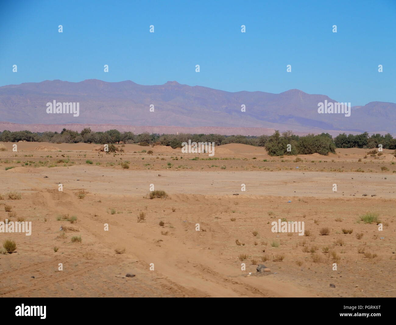 Avis de désert de sable au Haut Atlas, Maroc paysages gamme vu de l'emplacement de l'Afrique près de Erfoud village avec ciel bleu clair en 2017 accueil chaleureux Banque D'Images