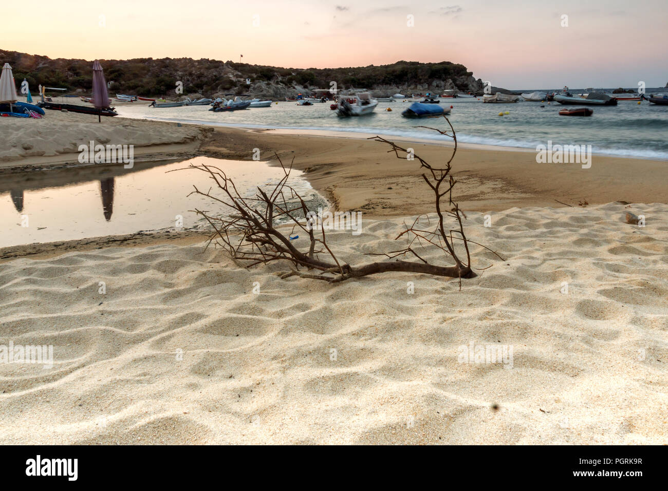 Vue du coucher de soleil de plage de Kalamitsi péninsule Sithonia, Halkidiki, Macédoine Centrale, Grèce Banque D'Images
