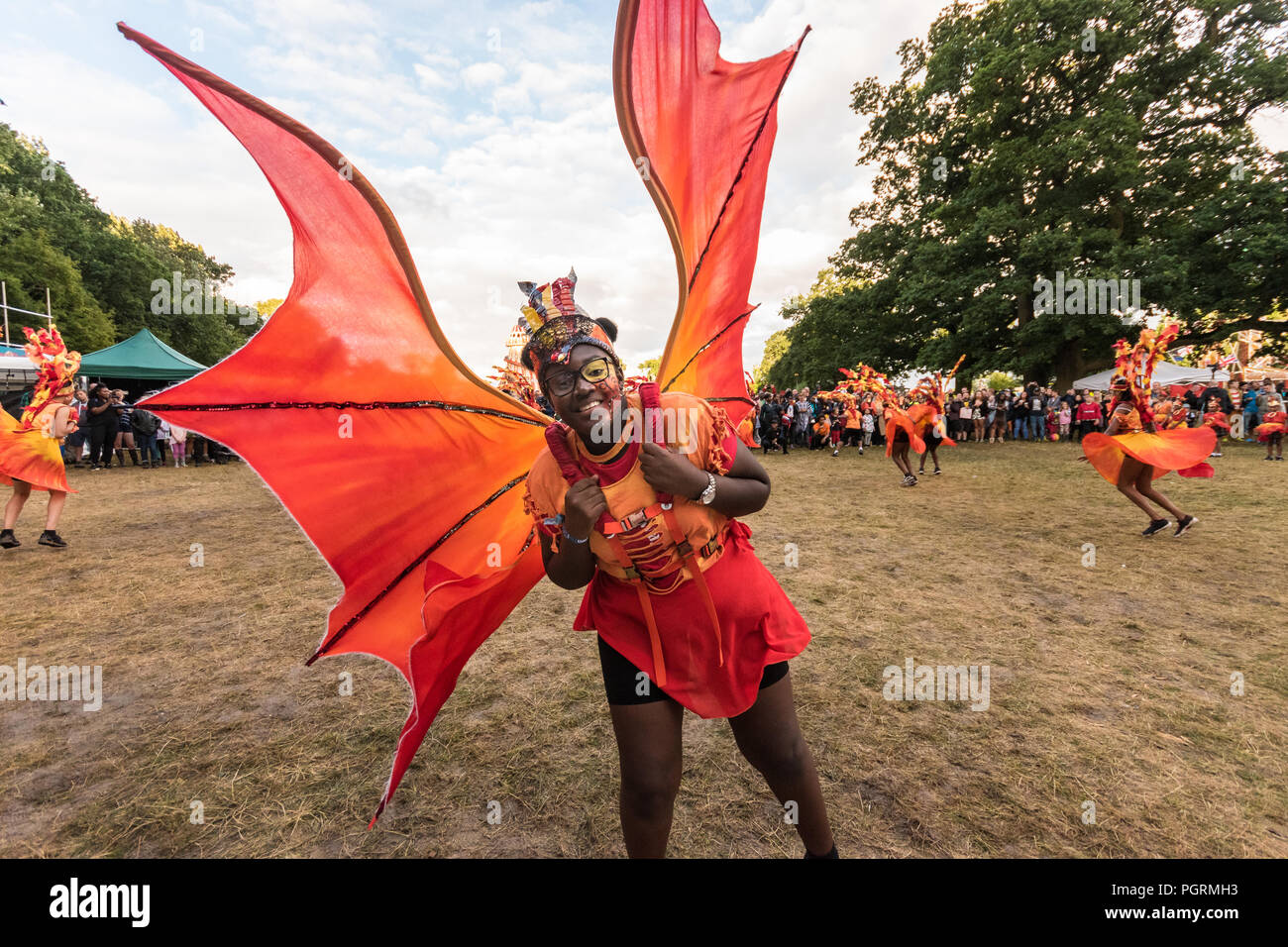 L'un de la troupe de danse au festival lunaire smiling for the camera. Banque D'Images