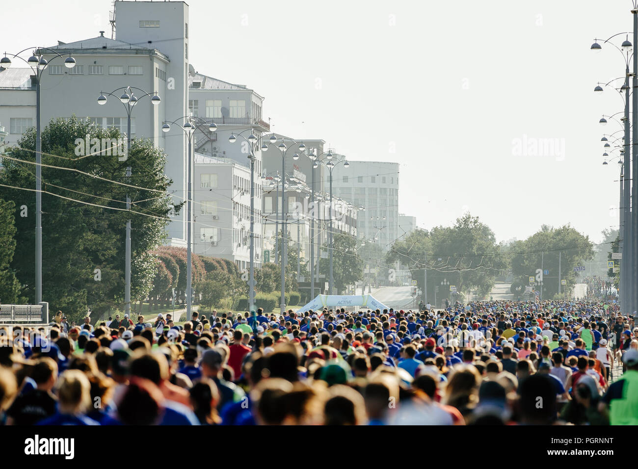 Ekaterinbourg, Russie - 5 août 2018 : départ pour les coureurs de rue dans la ville de Marathon Europe-asie Banque D'Images