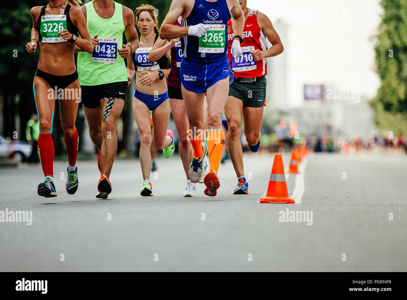 Ekaterinbourg, Russie - 5 août 2018 : groupe hommes et femmes de la rue pour les coureurs de marathon Europe-asie en milieu urbain Banque D'Images