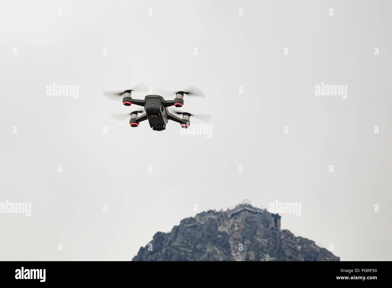 Un battant dron dans les Hautes Tatras. Haut de Lomnicke point est restauré. La Slovaquie, Vysoke Tatry, Banque D'Images