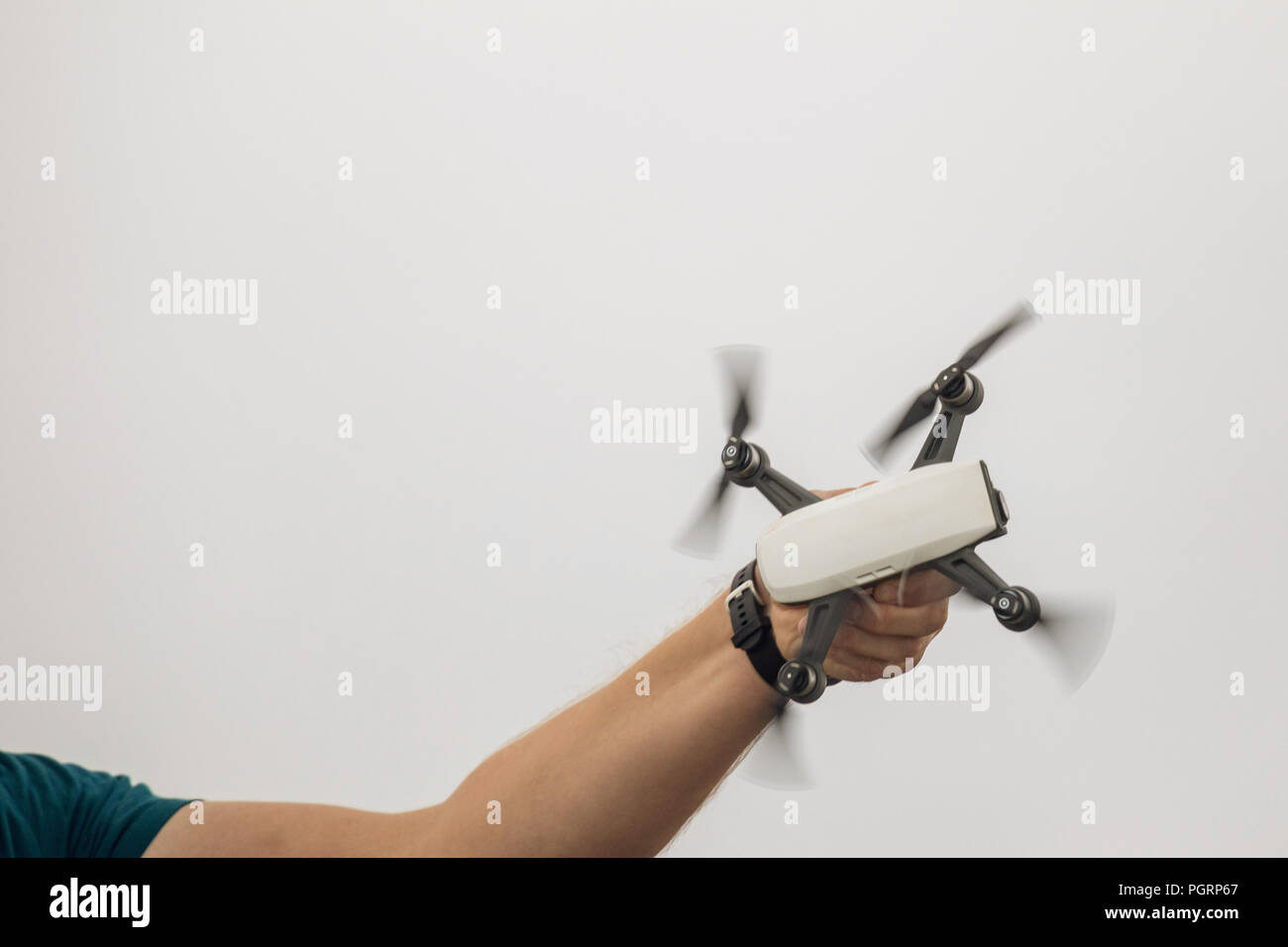 Le petit dron attire l'homme dans sa main. L'atterrissage Dron Banque D'Images