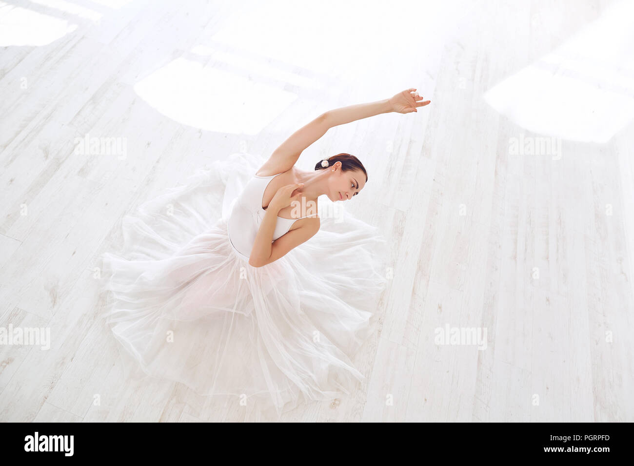Une ballerine en blanc dans un livre blanc studio. Banque D'Images