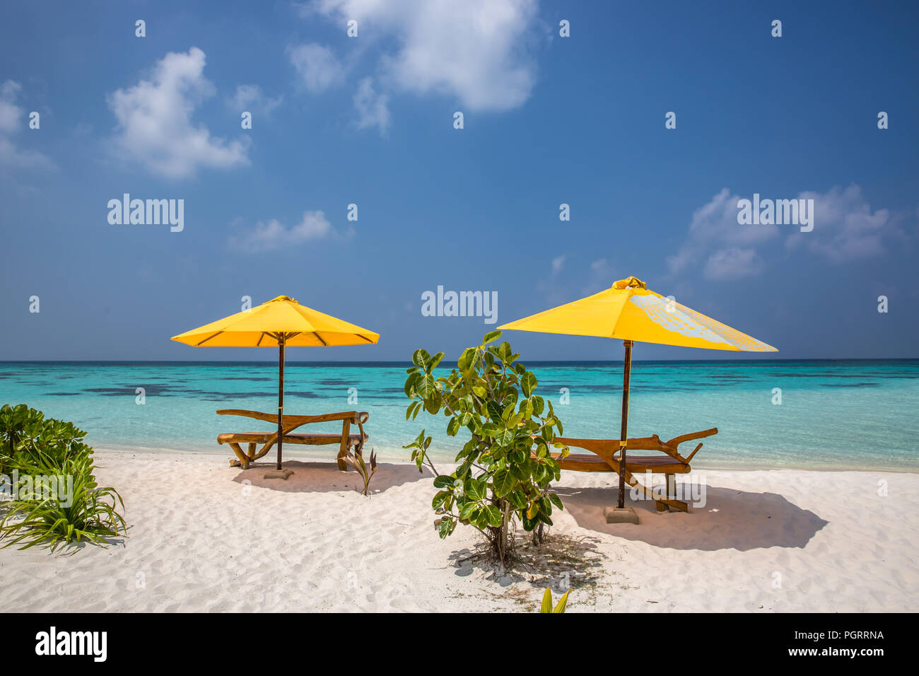 Un transat et un parasol sur une plage déserte ; concept ; vacances parfait  ciel bleu ; incroyable sur la mer Photo Stock - Alamy