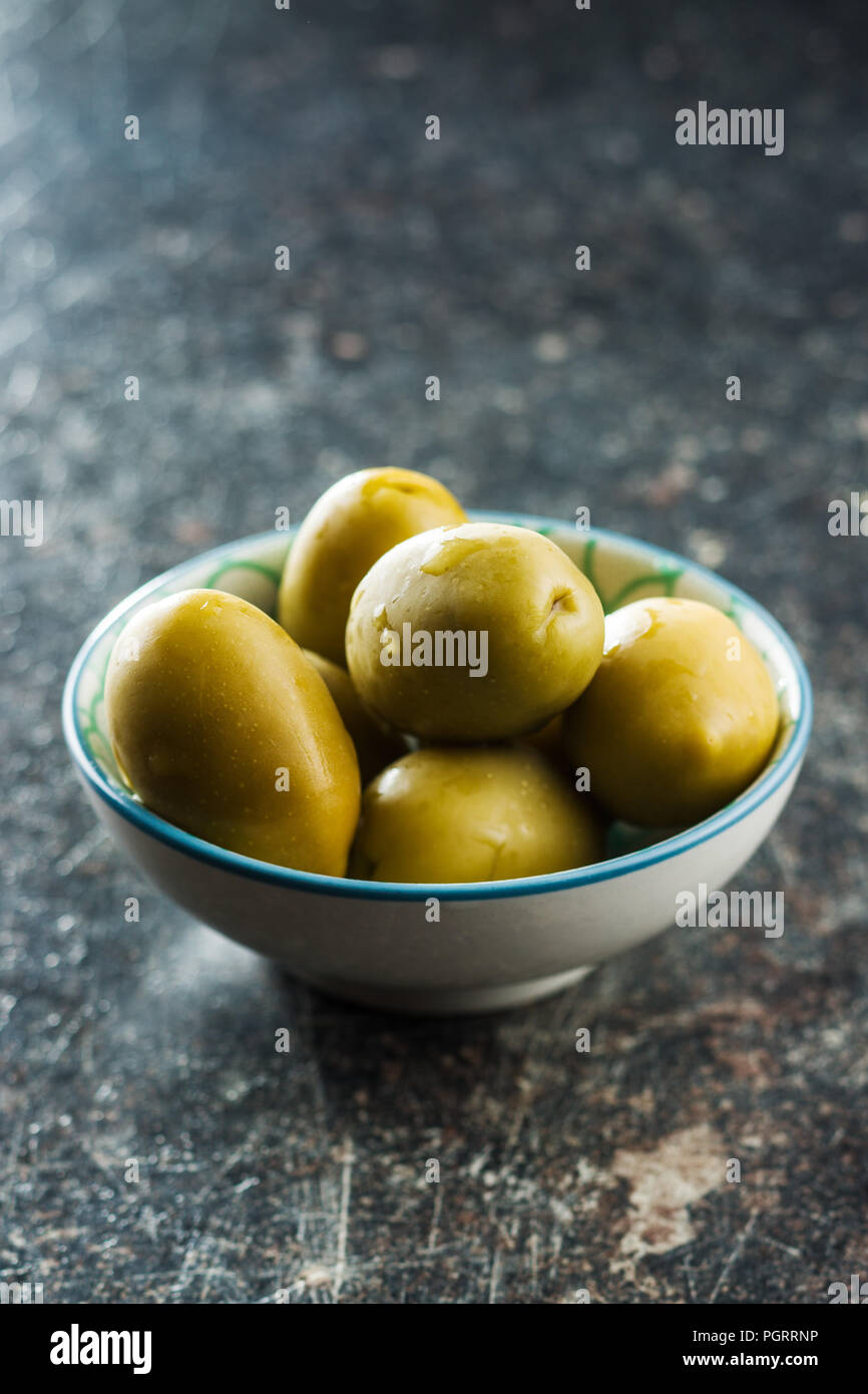 Les olives vertes dans un bol. Banque D'Images