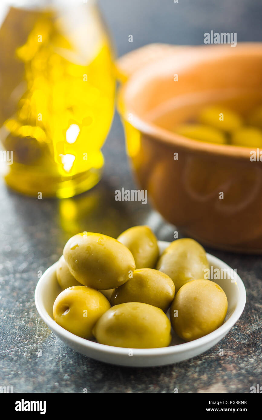 Les olives vertes dans un bol. Banque D'Images