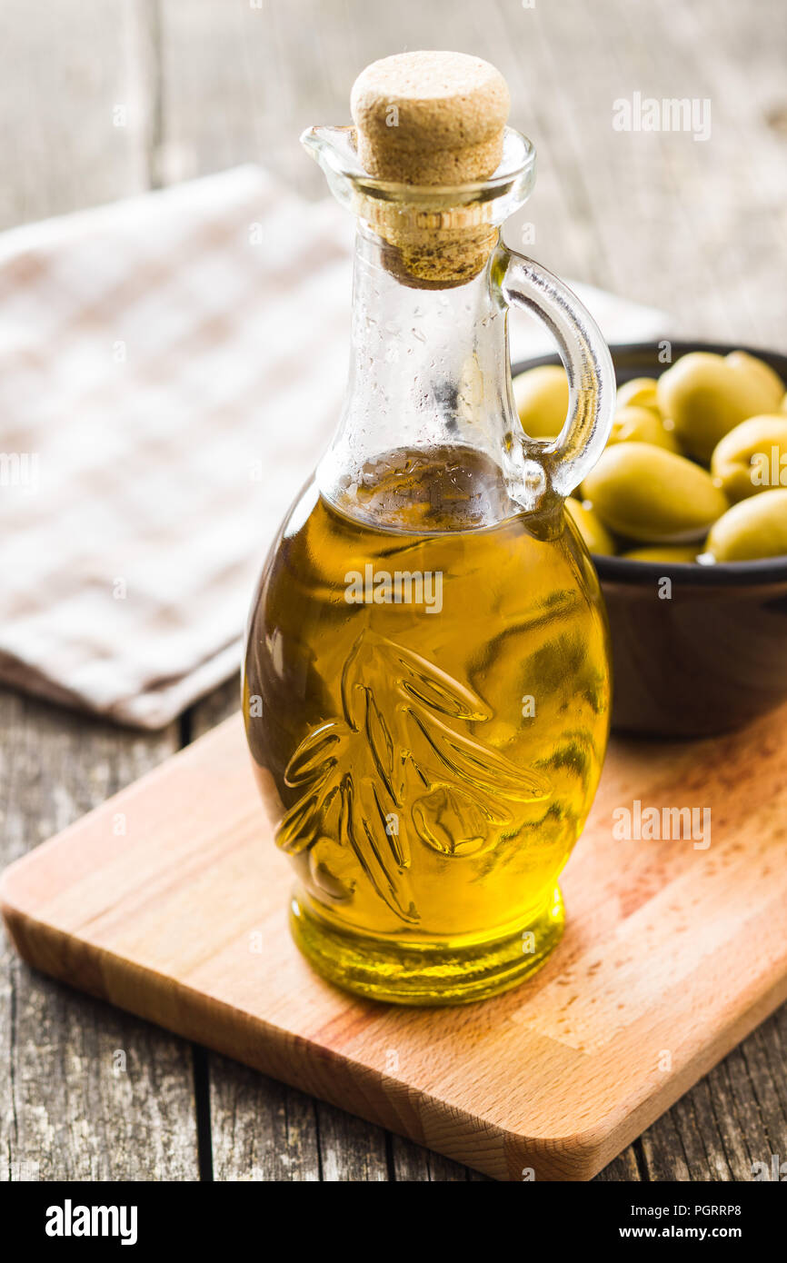 L'huile d'olive en bouteille. Banque D'Images