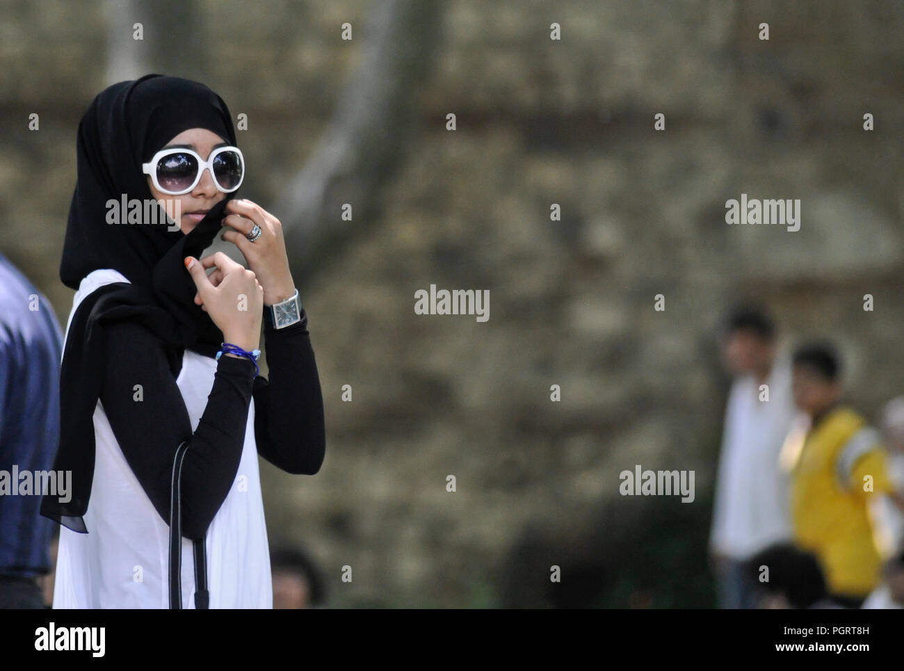 Femme musulmane portant des lunettes de soleil. Istambul, Turquie Banque D'Images