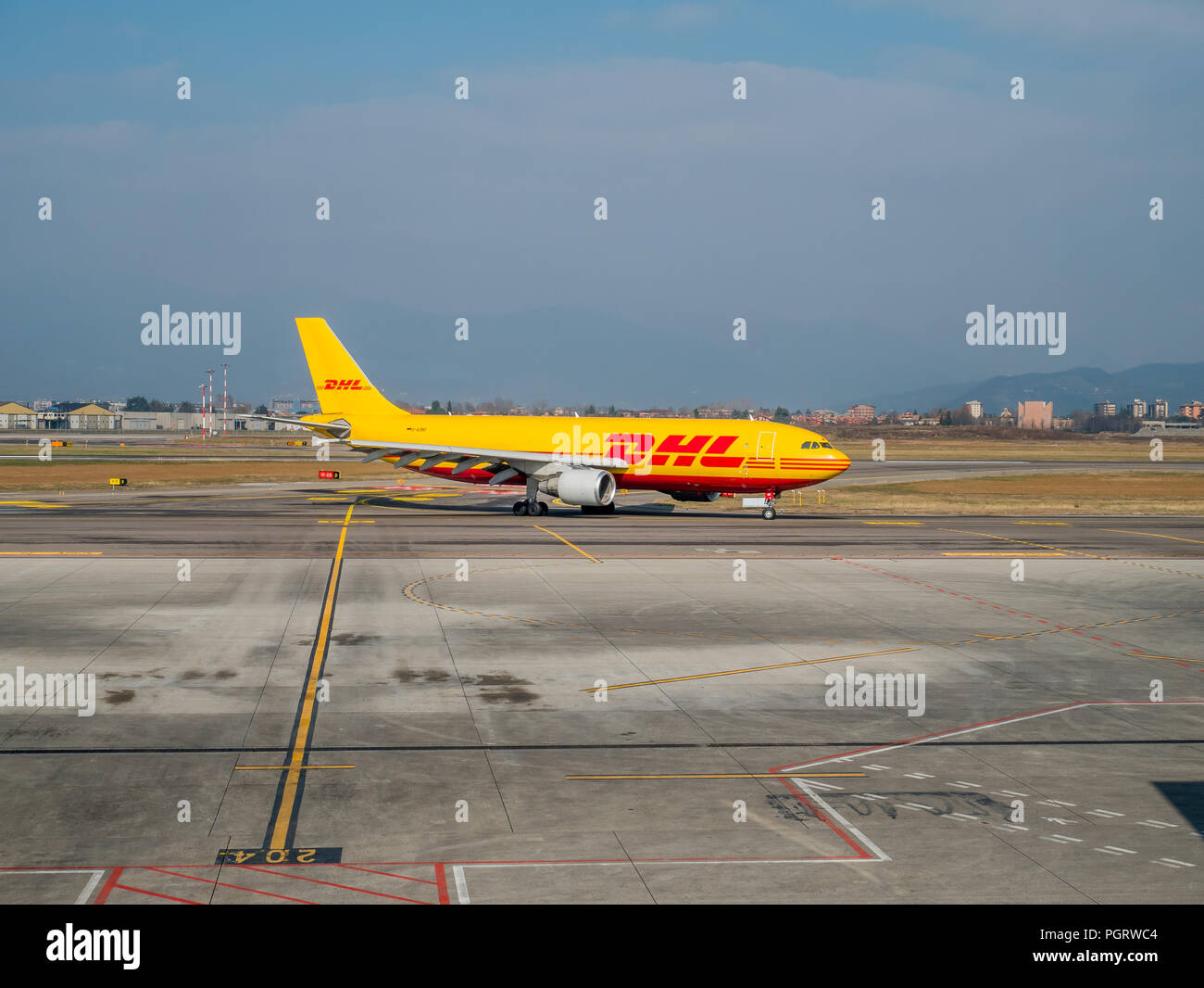 Bergame, Italie - Février 24, 2018 : taxi de l'avion sur la piste de la société DHL cargo à l'aéroport de Bergame en Italie. Banque D'Images