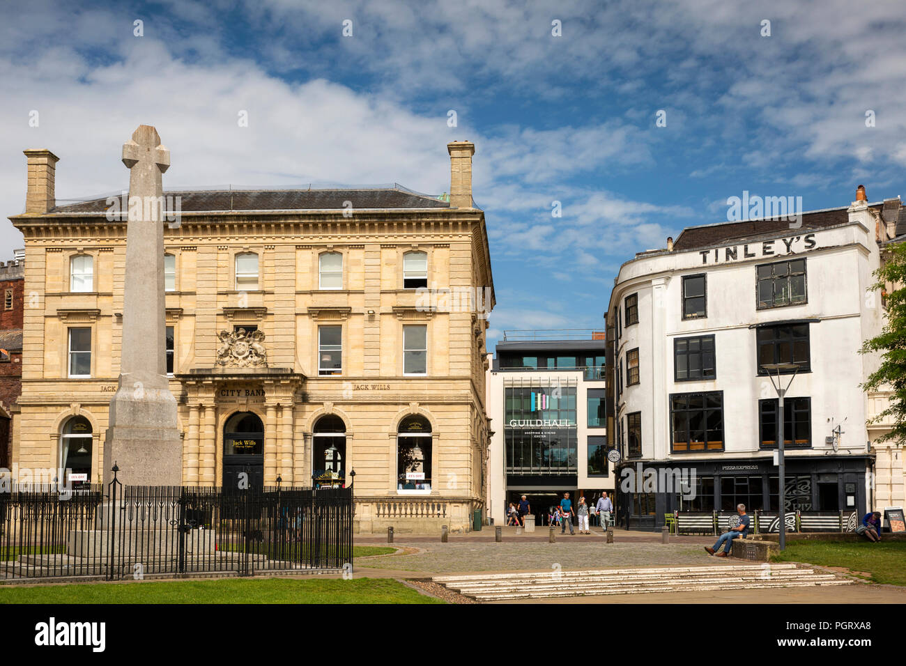 Royaume-uni, Angleterre, Devon, Exeter, cour de la Cathédrale, sortie sur High Street et Guildhall Shopping Centre Banque D'Images